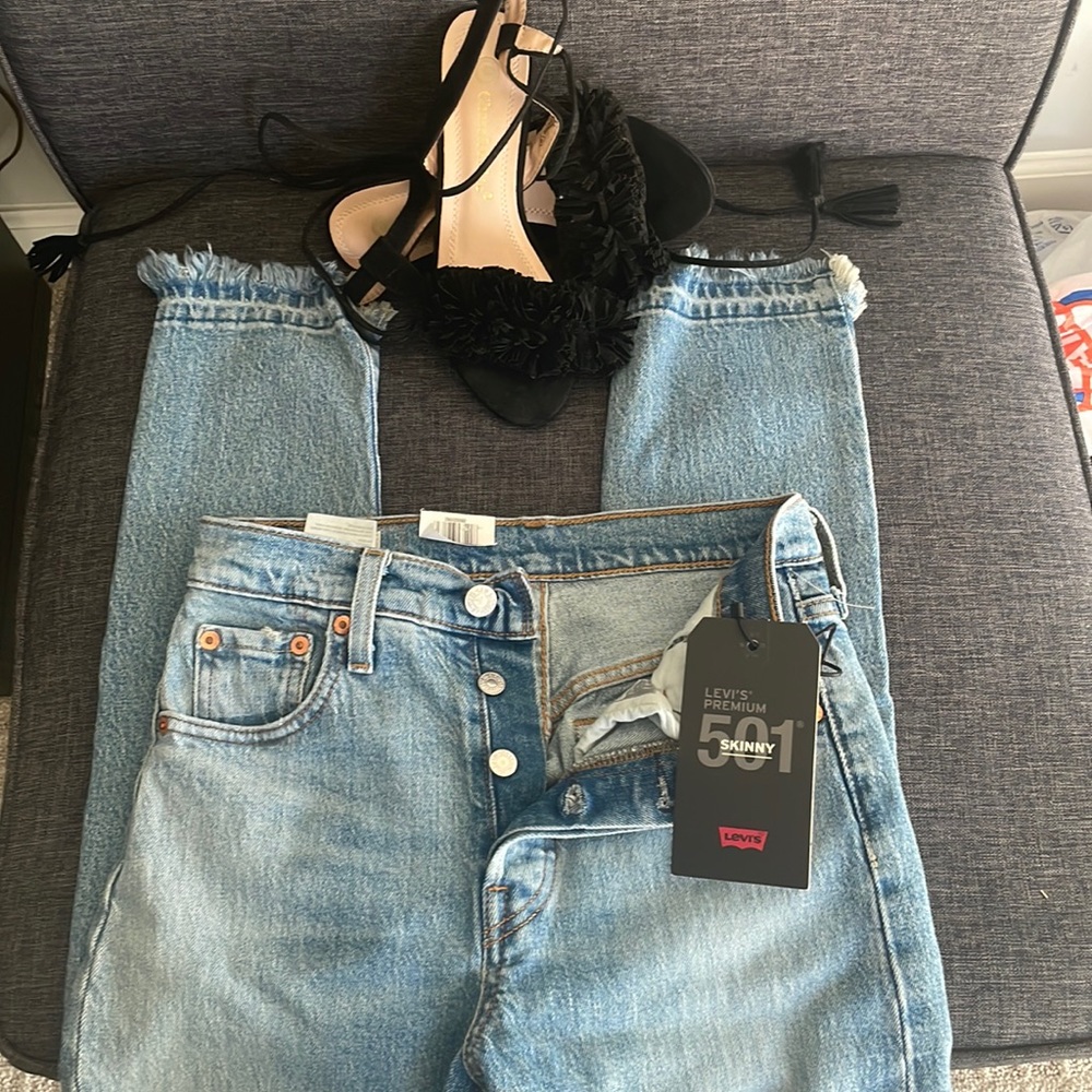 NWT Levi’s 501 skinny jeans.
